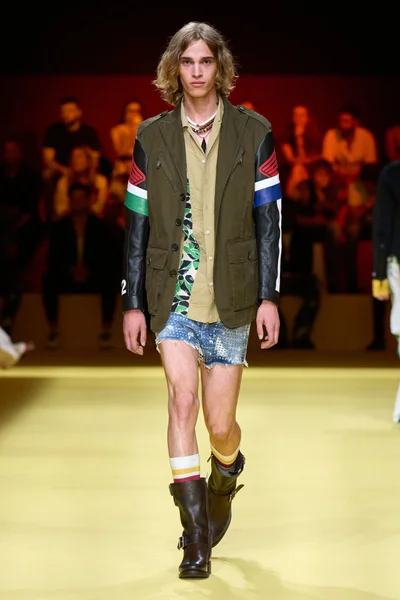 Look 16